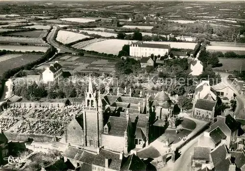 AK / Ansichtskarte Guimiliau Vue aerienne Eglise et le Calvaire Guimiliau