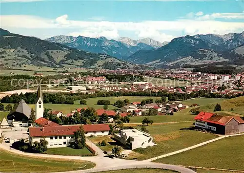 AK / Ansichtskarte Seifriedsberg_Sonthofen Fliegeraufnahme mit Kirche und Ostrachtaler Hochgebirge Seifriedsberg Sonthofen