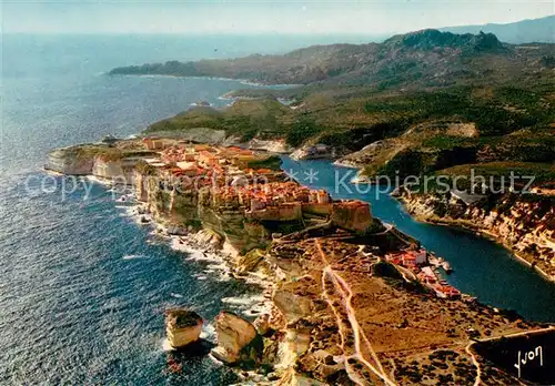 AK / Ansichtskarte Bonifacio_Corse_du_Sud Sur les falaises Ville fortifiee et son port vue aerienne Bonifacio_Corse_du_Sud