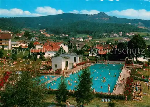 AK / Ansichtskarte Bodenmais Schwimmbad mit Blick zum Silberberg Bodenmais