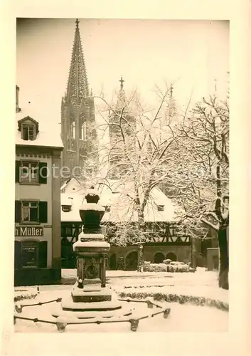 AK / Ansichtskarte Freiburg_Breisgau Brunnen Stadtzentrum Muenster im Winter Freiburg Breisgau