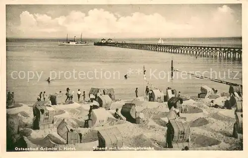 AK / Ansichtskarte Groemitz_Ostseebad Strand mit Landungsbruecke Groemitz_Ostseebad