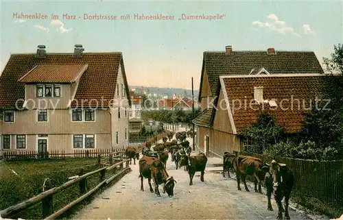 AK / Ansichtskarte Hahnenklee Bockswiese_Harz Dorfstrasse mit Hahnenkleer Damenkapelle Hahnenklee Bockswiese