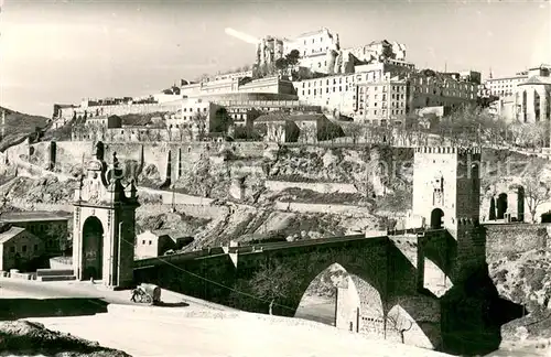 AK / Ansichtskarte Toledo_Castilla La_Mancha_ES Puente de Alcantara y Alcazar despues del asedio 