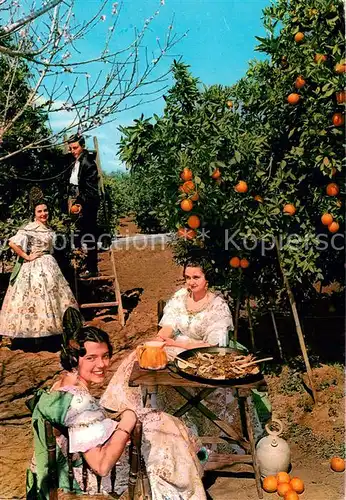 AK / Ansichtskarte Valencia__Valenciana_ES Beim Paella Essen in einem Orangenfeld 