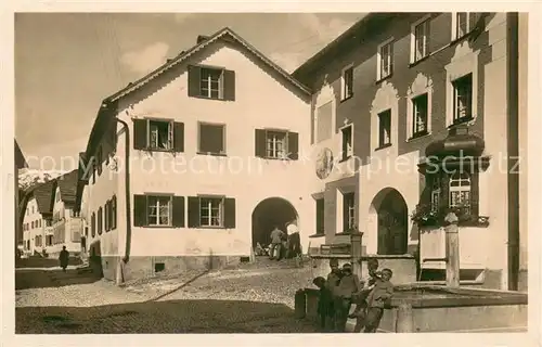 AK / Ansichtskarte Scanfs_GR Malerisches Motiv Dorfstrasse Brunnen 