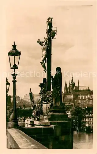 AK / Ansichtskarte Praha_Prahy_Prague Kreuz a. d. Charles Bruecke u. Hradcany Praha_Prahy_Prague