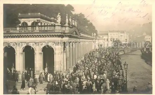 AK / Ansichtskarte Karlsbad_Eger_Karlovy_Vary Beim Muehlbrunn Passanten 