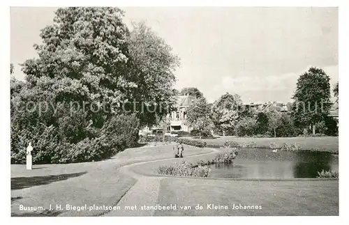 AK / Ansichtskarte Bussum Biegel plantsoen met standbeeld van de Kleine Johannes Bussum
