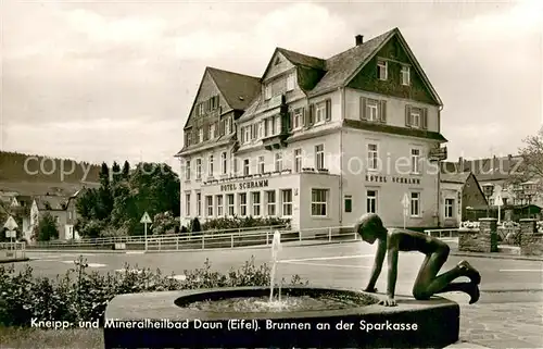 AK / Ansichtskarte Daun_Eifel Brunnen an der Sparkasse Hotel Schramm Kneipp  und Mineralheilbad Daun_Eifel