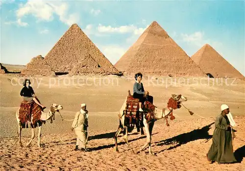 AK / Ansichtskarte Giza_Gizeh_Egypt Touristen Kamelritt b. d. Giza Pyramiden 