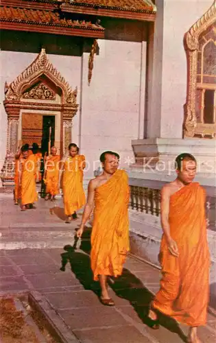 AK / Ansichtskarte Bangkok_Thailand The priests out from temple hall after daily sutra 