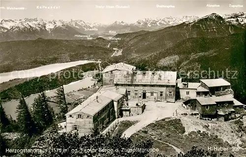 AK / Ansichtskarte Herzogstandhaus mit Tiroler Bergen und Zugspitzgruppe Herzogstandhaus