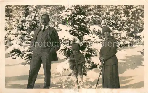 AK / Ansichtskarte Davos_GR Familie mit Kind im Schnee Davos_GR