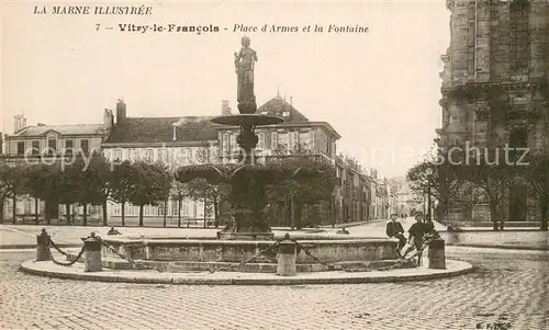 AK / Ansichtskarte Vitry le Francois Place d Armes et la Fontaine Vitry le Francois