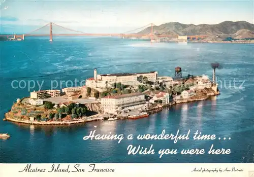 AK / Ansichtskarte Alcatraz_San_Francisco Fliegeraufnahme Golden Gate Bridge Alcatraz_San_Francisco