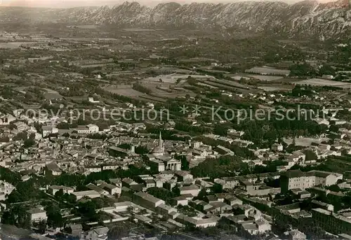 AK / Ansichtskarte Saint Remy de Provence et la Chaine des Alpilles vue aerienne Saint Remy de Provence