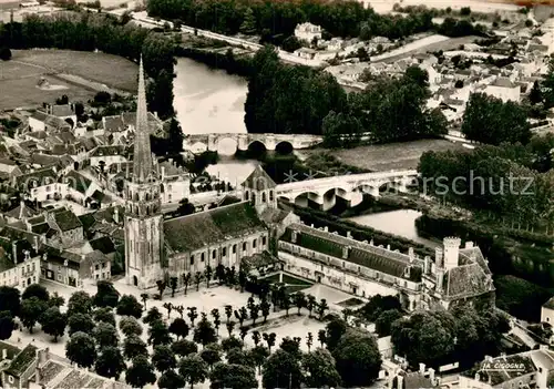 AK / Ansichtskarte Saint Savin sur Gartempe Eglise romane du XIe siecle et sa fleche vue aerienne 