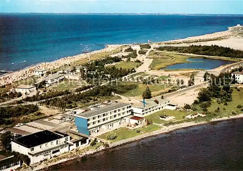 AK / Ansichtskarte Heiligenhafen_Ostseebad Fliegeraufnahme Hotel Windjammer Haus am See Heiligenhafen_Ostseebad