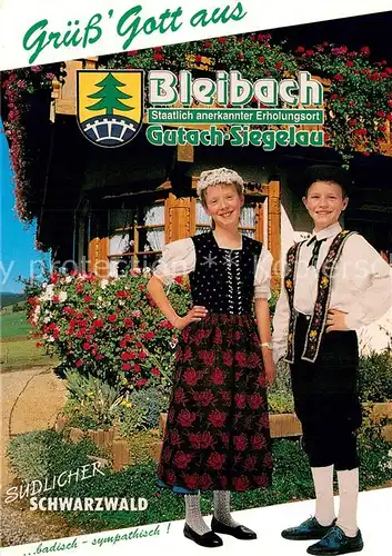 AK / Ansichtskarte Gutach_Breisgau Schwarzwaldhaus m. Schwarzwaldtrachten Gutach Breisgau