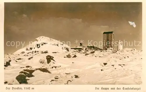 AK / Ansichtskarte Brocken_Harz Kuppe mit Teufelskanzel Berghotel Aussichtsturm im Winter Brocken Harz