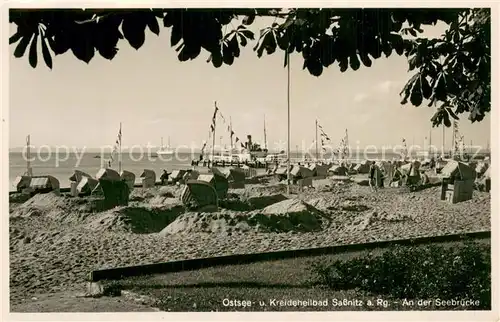 AK / Ansichtskarte Sassnitz_Ostseebad_Ruegen Strand an der Seebruecke Feldpost Sassnitz_Ostseebad_Ruegen