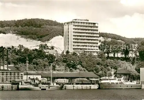 AK / Ansichtskarte Sassnitz_Ostseebad_Ruegen Blick vom Hafen zum Ruegen Hotel Sassnitz_Ostseebad_Ruegen