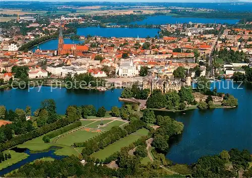 AK / Ansichtskarte Schwerin__Mecklenburg Fliegeraufnahme mit Schlosspark Kreuzkanal Schloss und Altstadt 