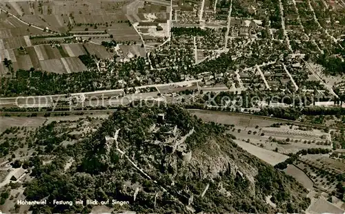 AK / Ansichtskarte Hohentwiel Festung mit Blick auf Singen Fliegeraufnahme Hohentwiel