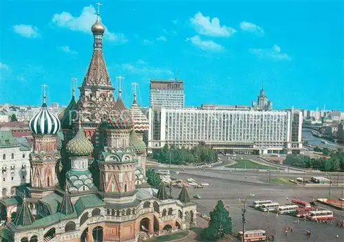 AK / Ansichtskarte Moskau_Moscou Basilium Kathedrale und Hotel Rossia Moskau Moscou