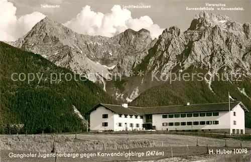 AK / Ansichtskarte Mittenwald_Karwendel_Tirol Ganghofer Jugendherberge gegen Karwendelgebirge Buckelwiesen Mittenwald_Karwendel