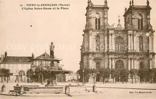 AK / Ansichtskarte Vitry le Francois Eglise Notre Dame et la Place Vitry le Francois