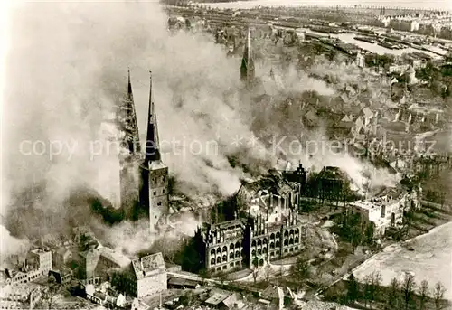 AK / Ansichtskarte Luebeck Luftangriff 1942 Dom Luebeck