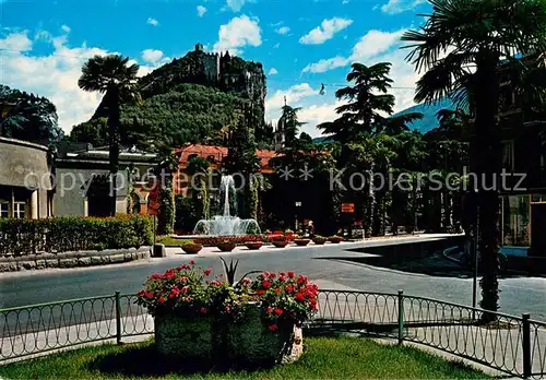 AK / Ansichtskarte Arco__Trentino_IT La fontana con lo sfondo il Castello 