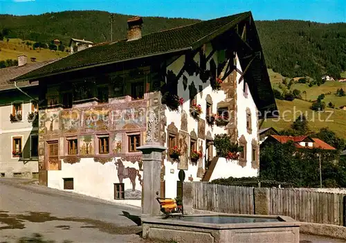 AK / Ansichtskarte Wenns_Pitztal_Tirol Platzhaus mit Dorfbrunnen Wenns_Pitztal_Tirol