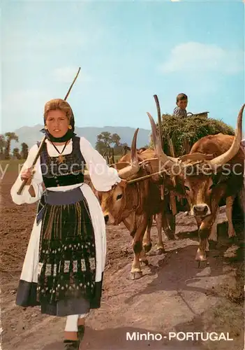 AK / Ansichtskarte Minho_PT Ochsengespann Baeuerin in Tracht 