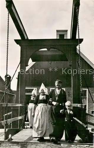 AK / Ansichtskarte Volendam Trachten Zugbruecke Volendam