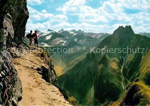 AK / Ansichtskarte Nebelhorn Am Weg vom Nebelhorn zum Laufbacher Eck mit Blick auf Hoefats Nebelhorn