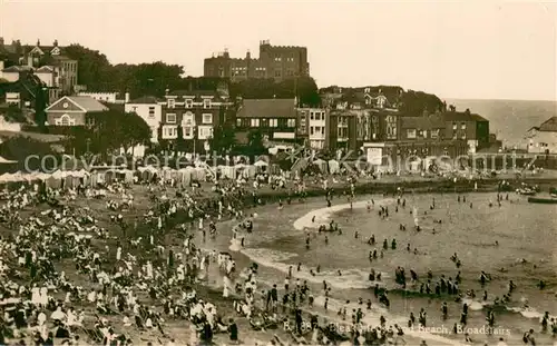 AK / Ansichtskarte Broadstairs_UK Am Strand u. Bleak House 