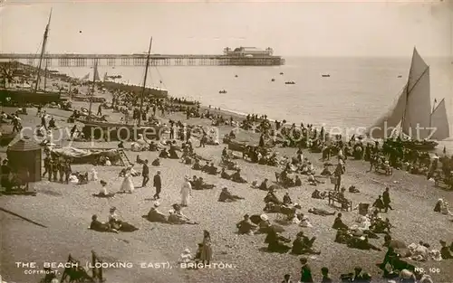 AK / Ansichtskarte Brighton__East_Sussex_UK The beach looking east Seebruecke 