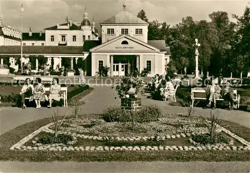 AK / Ansichtskarte Frantiskovy_Lazne Parkanlage auf dem Friedensplatz mit der Kolonnade Frantiskovy_Lazne