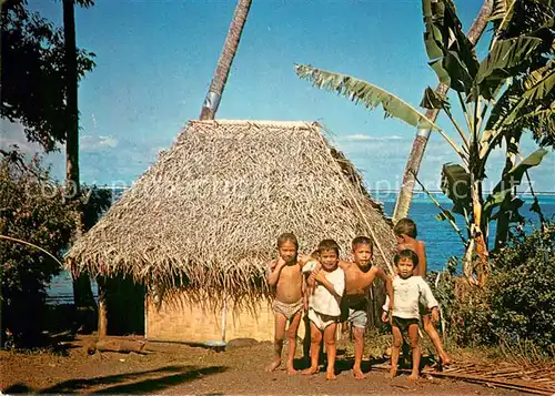 AK / Ansichtskarte Tahiti_Polynesien Petits Tahitiens posant devant une case de pecheur Tahiti Polynesien