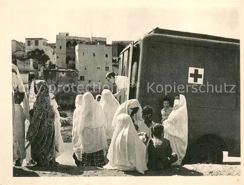 AK / Ansichtskarte Alger_Algerien Ces femmes musulmanes savent quelles trouveront aupres des infirmieres de la Croix Rouge Alger Algerien