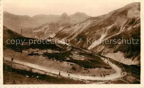 AK / Ansichtskarte Col_d_Allos_2252m_04_Alpes de Haute Provence Les coureurs du Tour de France au dernier virage   Le chalet 