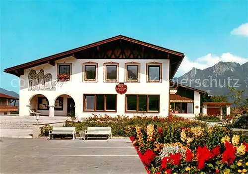 AK / Ansichtskarte Flintsbach_Inn Rathaus Haus des Gastes Musikpavillon Kurzentrum mit Heuberg Bayerische Alpen Flintsbach Inn