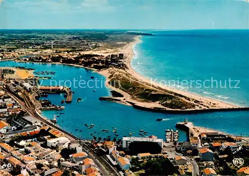 AK / Ansichtskarte Saint Gilles Croix de Vie_Vendee Fliegeraufnahme Le Port et la Plage de Saint Gilles Saint Gilles Croix de Vie