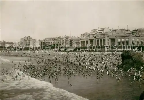 AK / Ansichtskarte Biarritz_Pyrenees_Atlantiques La Grande Plage et le Casino Biarritz_Pyrenees