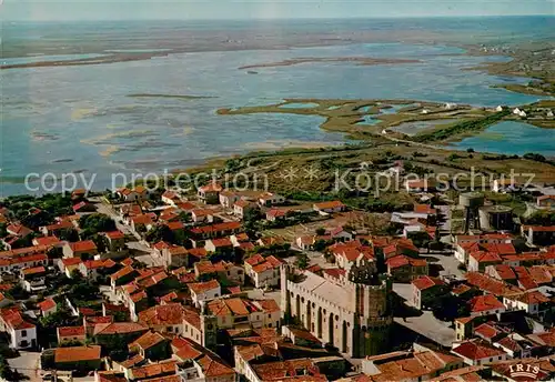 AK / Ansichtskarte Les_Saintes Maries de la Mer Vue aerienne de lEglise fortifee siecle La Camargue et la route des Marais Les