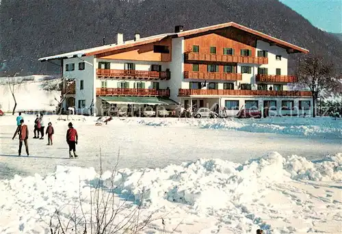 AK / Ansichtskarte Kiens_Suedtirol Hotel Ehrenburgerhof im Winter Eislaufen Kiens Suedtirol