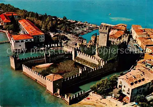AK / Ansichtskarte Sirmione_Lago_di_Garda Castello Scaligero veduta aerea Sirmione_Lago_di_Garda